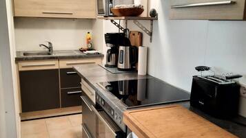 Frigorifero, microonde, forno, piano cottura