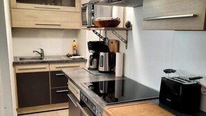 Kaffetrakter/tekoker, kjøleskap, mikrobølgeovn og ovn