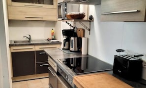 Een koelkast, een magnetron, een oven, een kookplaat