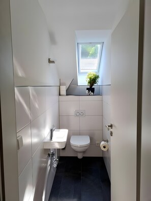 Douche, sèche-cheveux, serviettes fournies