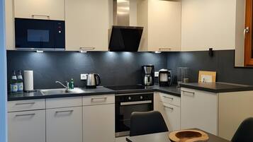 Køleskab, mikrobølgeovn, ovn, kogeplade