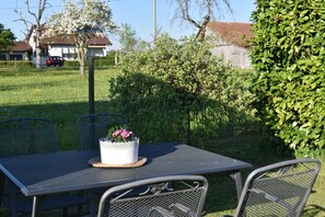 Outdoor dining - Holiday Apartment 'A' with Balcony and Wi-Fi (Langenargen)