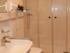 Shower, hair dryer - Holiday Apartment 'A' with Balcony and Wi-Fi (Langenargen)