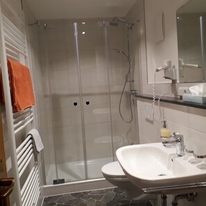 Een douche, een haardroger, handdoeken