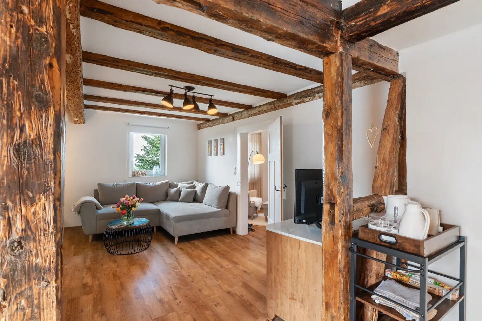 Een televisie en een stereo