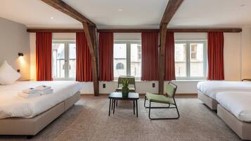 Habitación cuádruple, vista a la ciudad | Minibar, escritorio, wifi gratis y ropa de cama