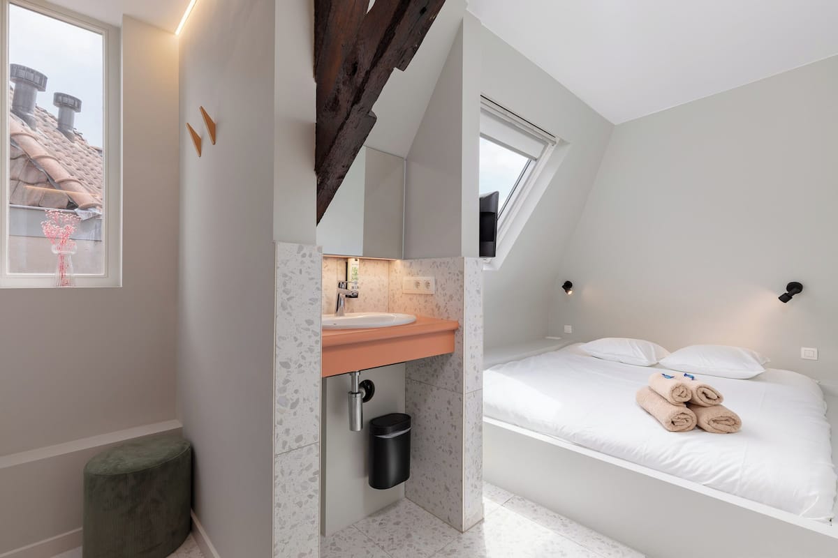 Budget Double Room | Minibar, desk, WiFi (free), bed sheets