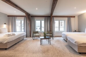 Quadruple Room, City View | Minibar, desk, free WiFi, bed sheets - Hotel Lucca (Bruges)