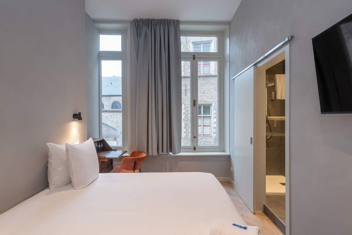 Kamar Double Basic | Minibar, meja kerja, Wi-Fi gratis, dan seprai linen