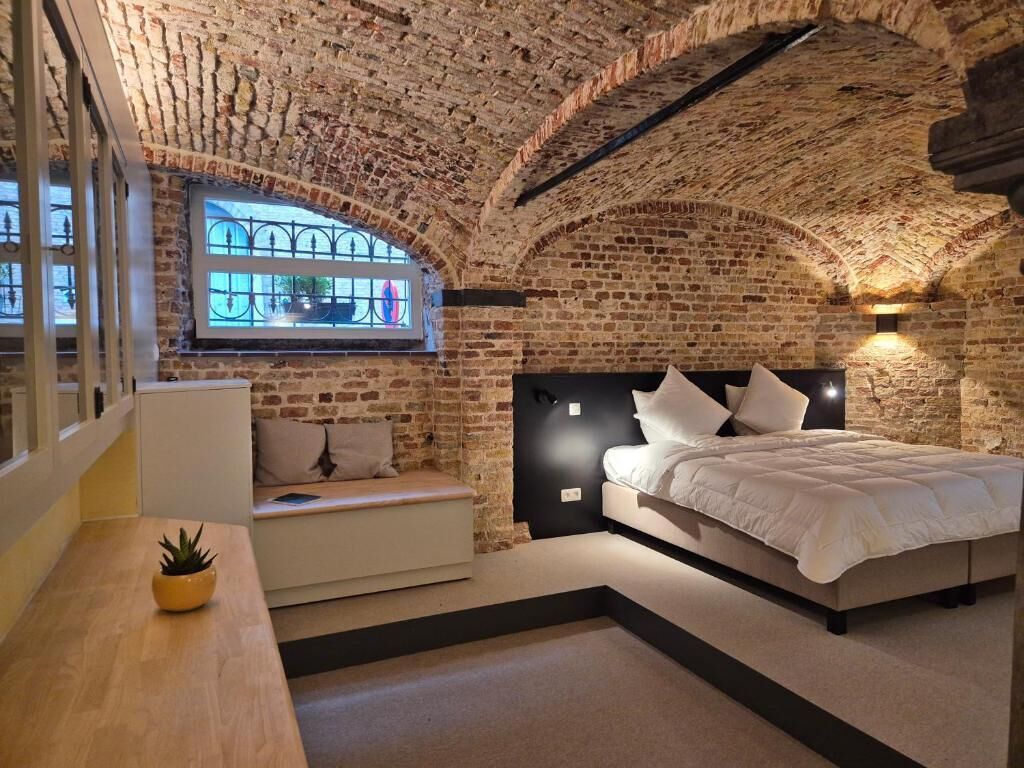 Presidential Room | Minibar, desk, free WiFi, bed sheets