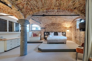 Historical Suite | Frigobar, escrivaninha, Wi-Fi de cortesia, roupa de cama