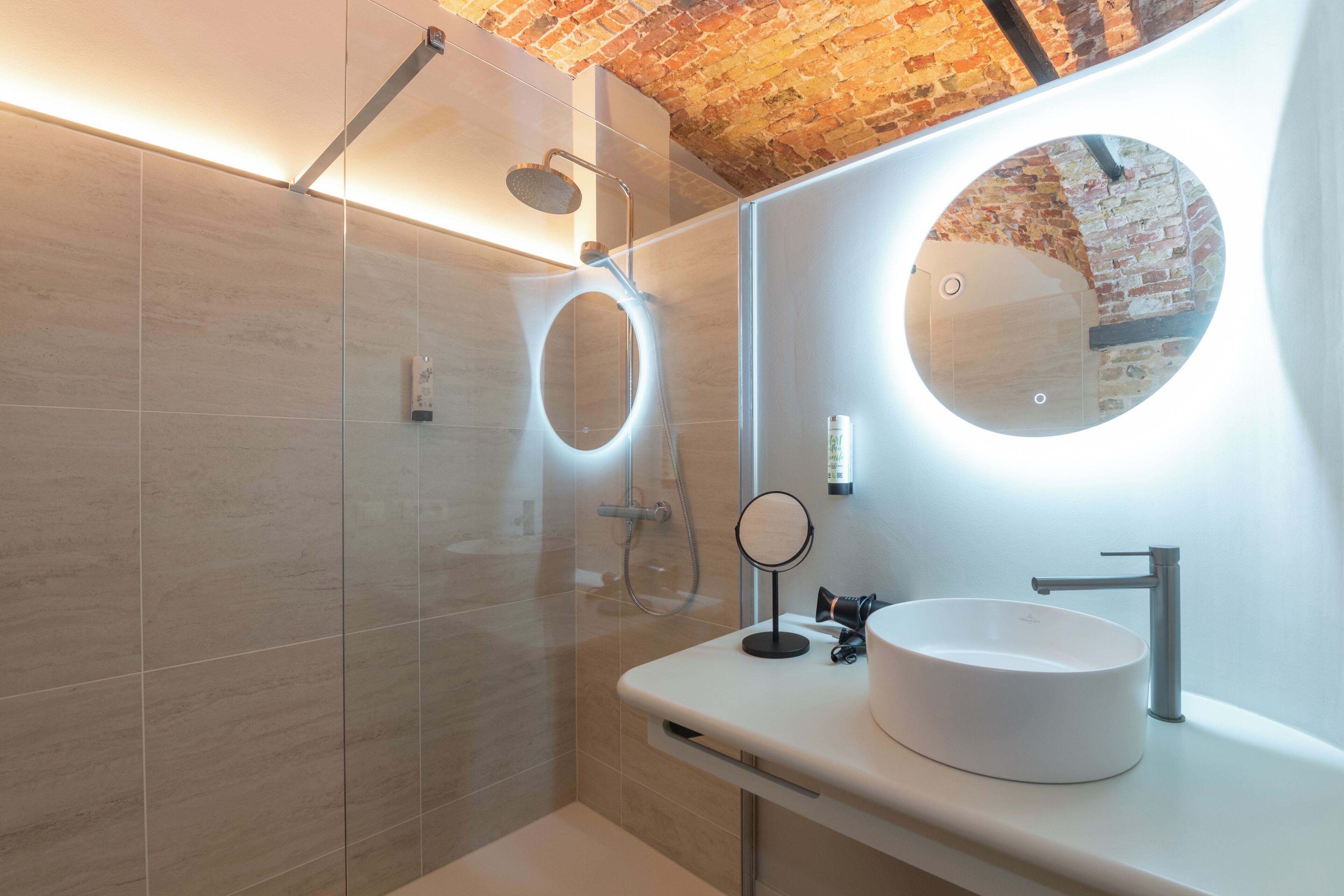 Historical Suite | Badkamer | Gratis toiletartikelen, een haardroger, handdoeken, zeep