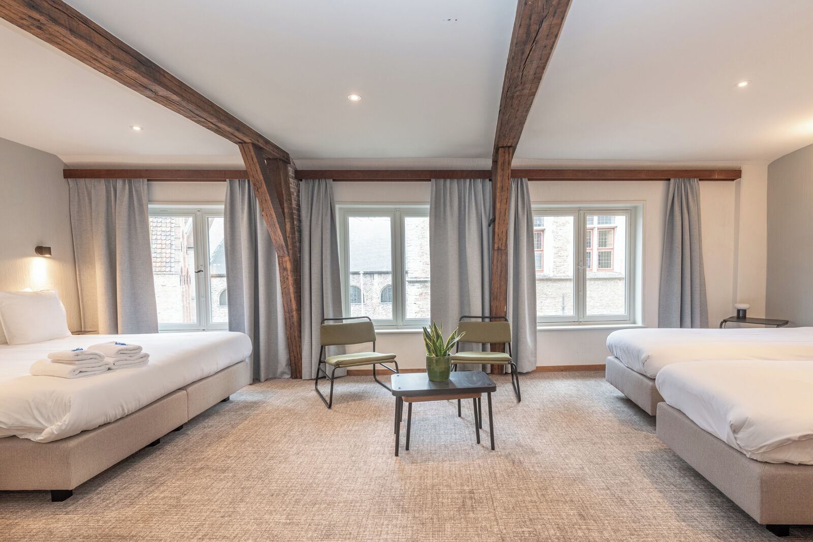 Minibar, escritorio, wifi gratis y ropa de cama