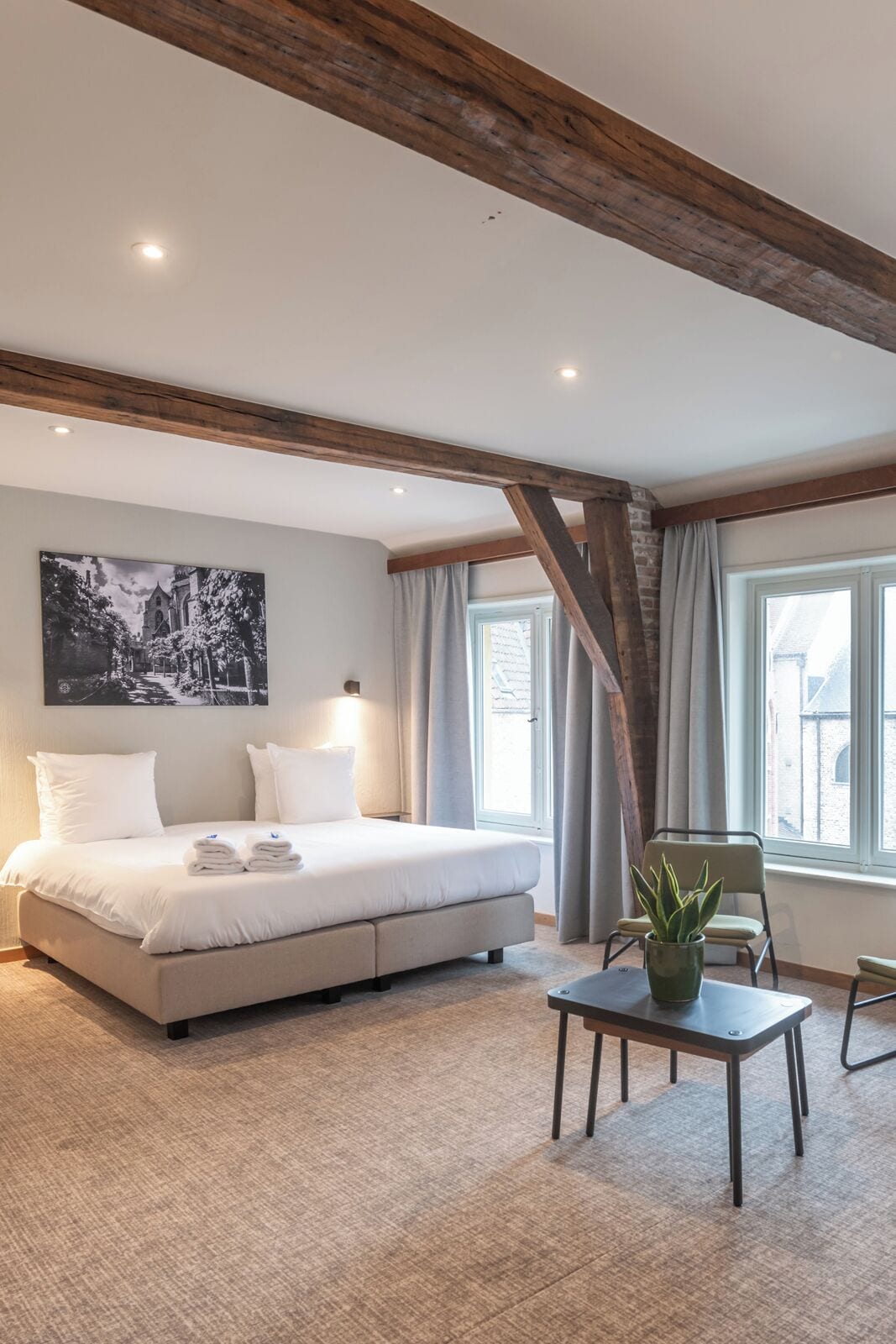 Minibar, desk, free WiFi, bed sheets