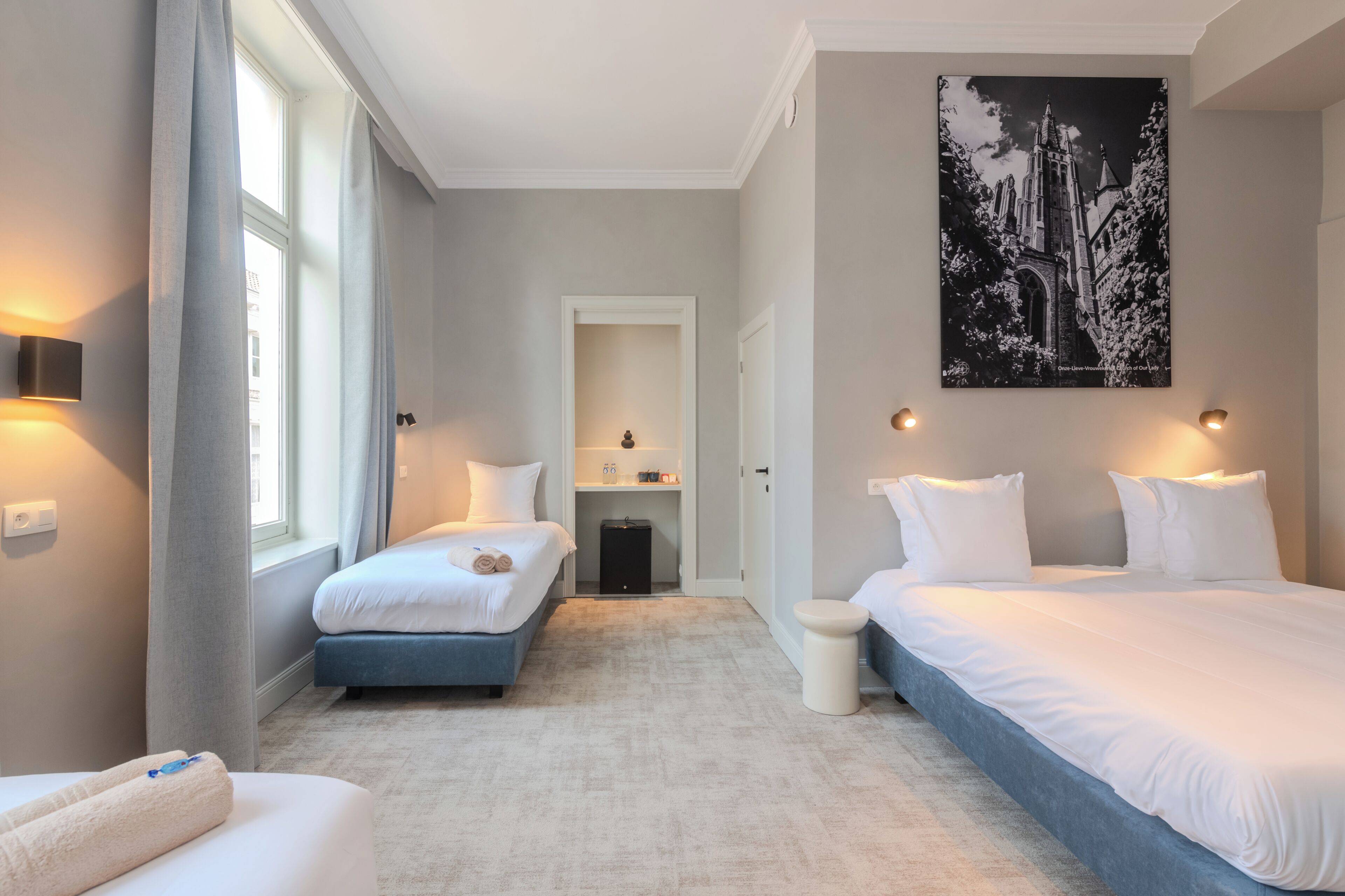 Vierpersoonskamer, uitzicht op de stad | Een minibar, een bureau, gratis wifi, beddengoed