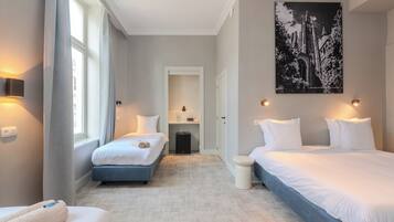 Vierbettzimmer, Stadtblick | Minibar, Schreibtisch, kostenloses WLAN, BettwÀsche