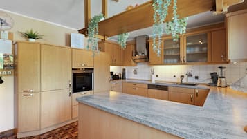 Frigorifero, microonde, forno, piano cottura