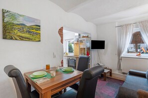 Dining - Apartment '1, 50sqm' with Shared Garden and Wi-Fi (Lennestadt)