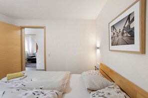 2 bedrooms, free WiFi, bed sheets - Apartment '1, 50sqm' with Shared Garden and Wi-Fi (Lennestadt)