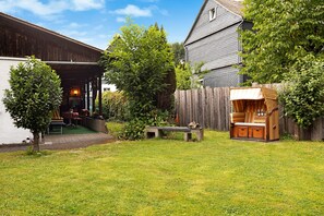 Property grounds - Apartment '1, 50sqm' with Shared Garden and Wi-Fi (Lennestadt)