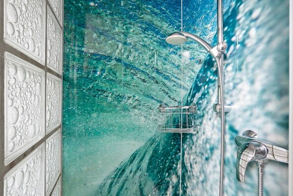 Dusche, Haartrockner, Handtücher