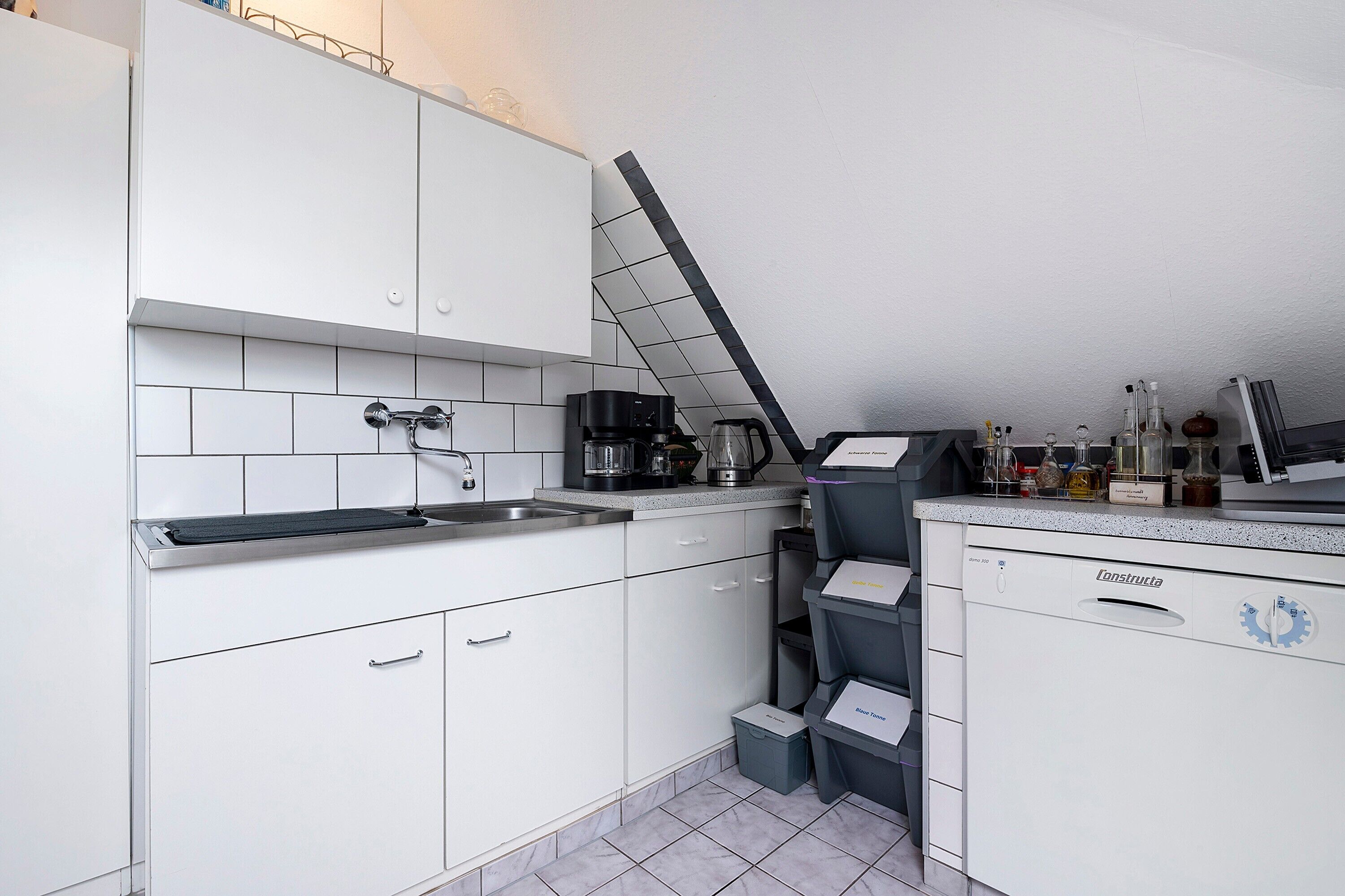 Wasserkocher mit Kaffee-/Teezubehör, Kühlschrank, Mikrowelle, Ofen