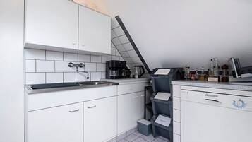 Wasserkocher mit Kaffee-/Teezubehör, Kühlschrank, Mikrowelle, Ofen