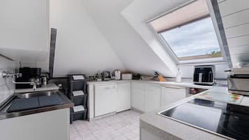 Coffee/tea maker, fridge, microwave, oven