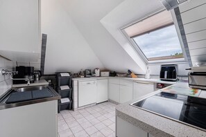 Wasserkocher mit Kaffee-/Teezubehör, Kühlschrank, Mikrowelle, Ofen