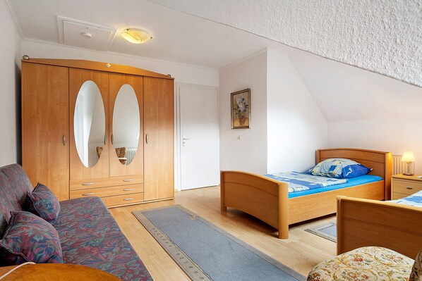 1 habitación, tabla de planchar con plancha, wifi gratis y ropa de cama