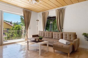 TV, fireplace - Apartment 'Conte' with Mountain View, Private Terrace and Wi-Fi (Mörlenbach)