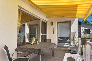 Outdoor dining - Apartment 'Conte' with Mountain View, Private Terrace and Wi-Fi (Mörlenbach)