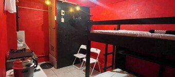 Room-red Room Budget Trancoville Wifi