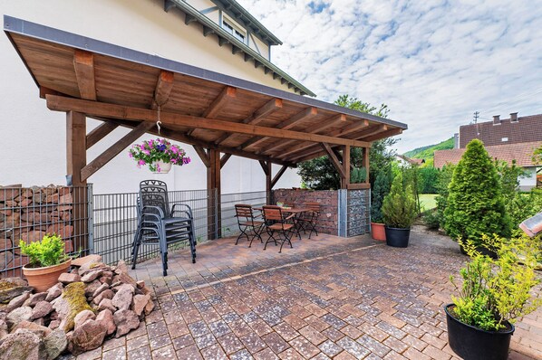 Outdoor dining - Holiday Home 'Becker' with Private Terrace, Private Garden and Wi-Fi (Schönau (Pfalz))