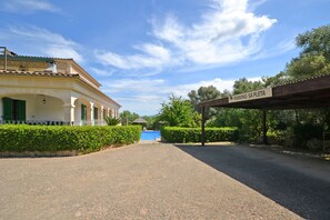 Property grounds - Pleta - Rustic villa in Petra with private pool and beautiful views (Petra)
