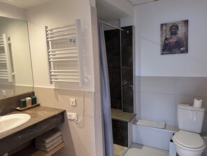 Apartamento Signature | Baño | Ducha, secador de pelo, toallas y jabón
