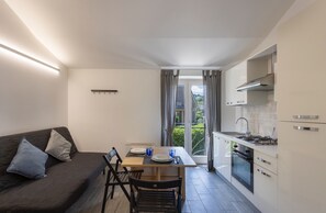 Jääkaappi, kahvin-/teenkeitin, tehosekoitin