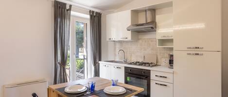 Kühlschrank, Wasserkocher mit Kaffee-/Teezubehör, Mixer