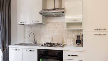 Frigorifero, macchina per tè/caffè, frullatore