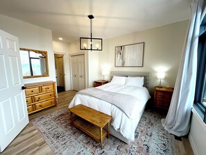 3 室のベッドルーム、デスク、アイロン / アイロン台、WiFi (無料)