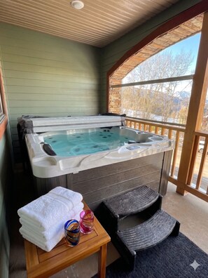 Indoor spa tub - Ski-In/Out Mountain Escape with Hot Tub (Kimberley)