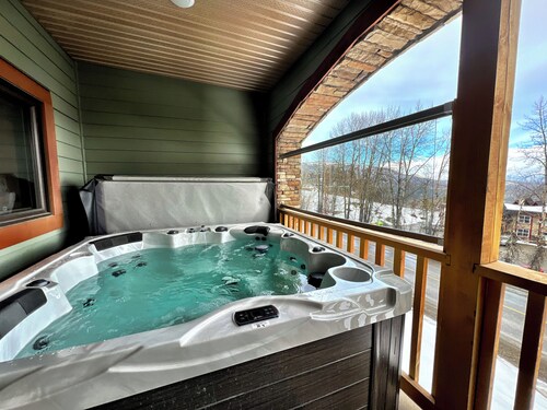 3BR: Ski, Golf, Bike, Hot Tub, Views & Soak