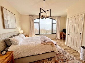 3 bedrooms, desk, iron/ironing board, free WiFi - Ski-In/Out Mountain Escape with Hot Tub (Kimberley)