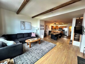 Smart-TV, Kamin, DVD-Player, Arbeitsbereiche
