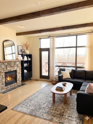 Smart TV, fireplace, DVD player, offices - Ski-In/Out Mountain Escape with Hot Tub (Kimberley)