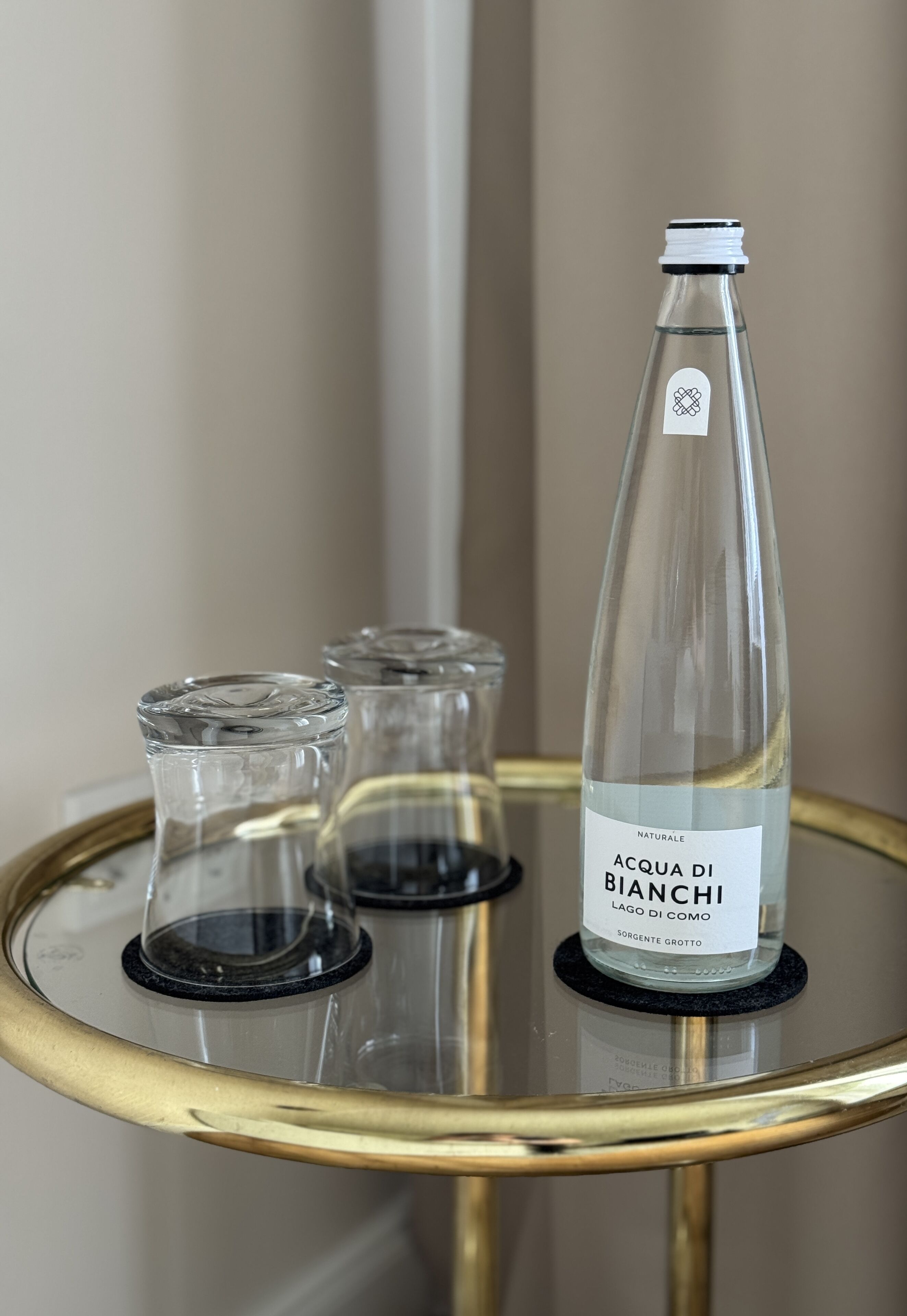 Dusj, hårføner, håndklær og såpe