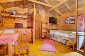 Appartement Confort, balcon, vue colline | Coin séjour | Télévision à écran plat