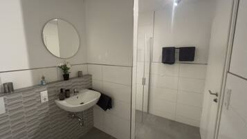 Dusche, Handtücher, Toilettenpapier