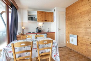 Jääkaappi, mikroaaltouuni, liesi, kahvin-/teenkeitin