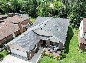 Exterior - Spacious 4-bedroom house in amazing Des Plaines with WiFi, AC (Des Plaines)